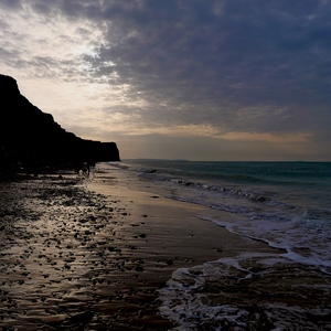 Plage et falaises au coucher du soleil - travail sur les contrastes - France  - collection de photos clin d'oeil, catégorie paysages